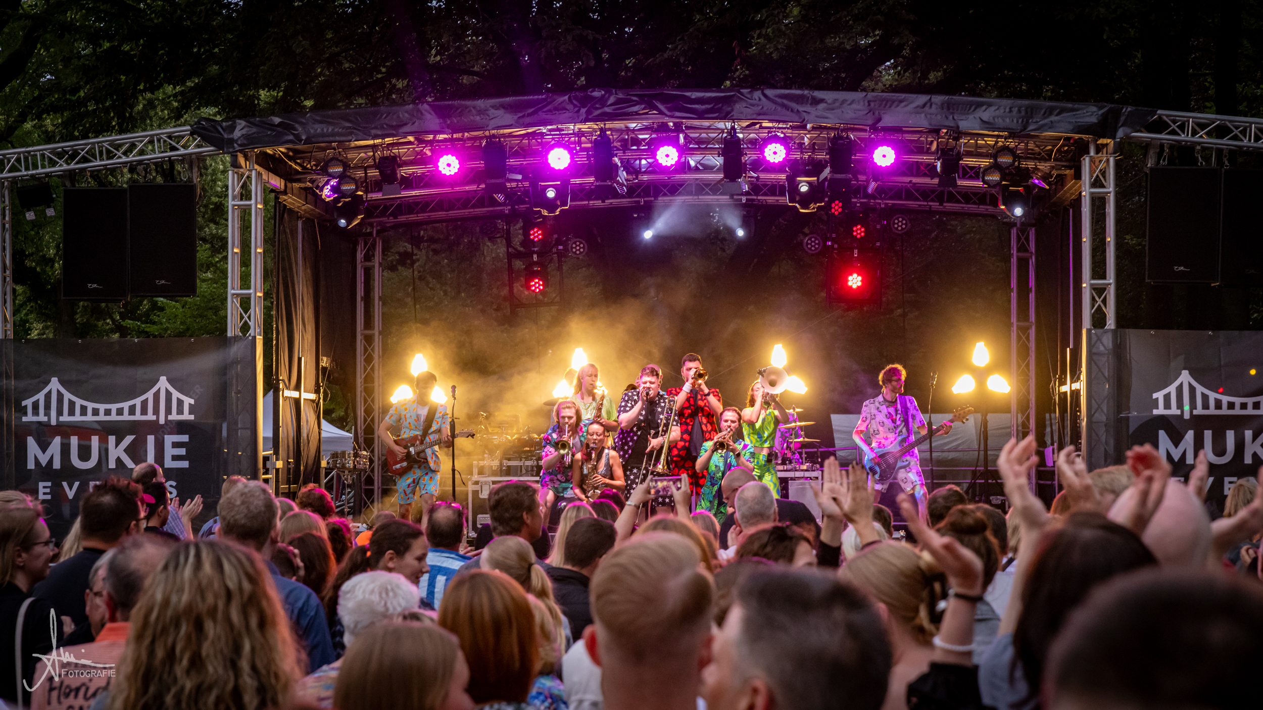 Bühne mit Band und vollem Rheinpark